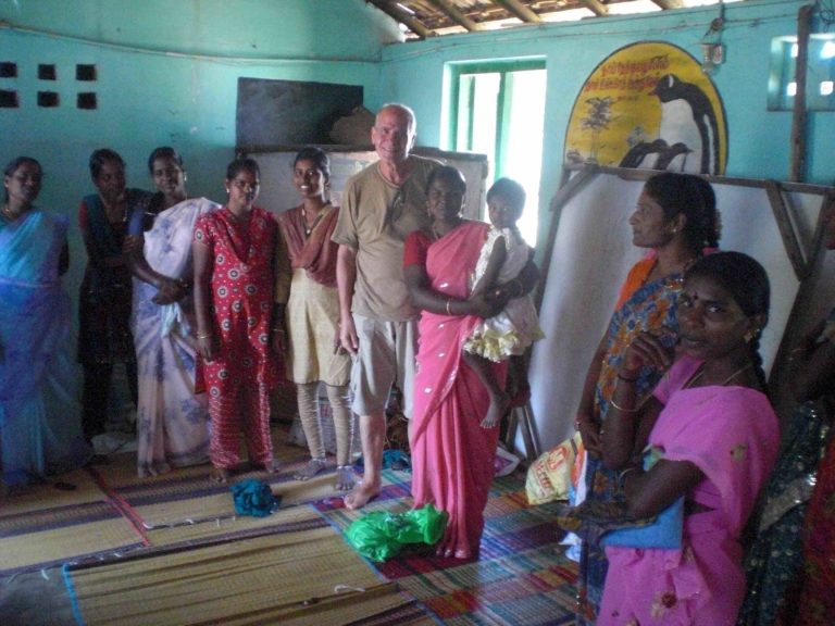 Un gruppo di donne socialmente discriminate del Tamil Nadul al laboratorio sartoriale