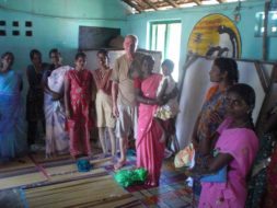 Un gruppo di donne socialmente discriminate del Tamil Nadul al laboratorio sartoriale